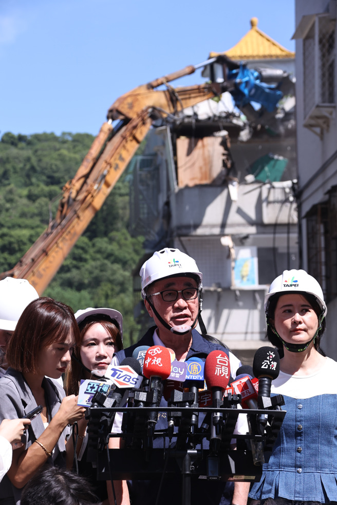 「基泰大直」建案导致受损房屋案，台北副市长李四川（中）26日由立委王鸿薇（右）陪同下前来督导拆除作业。（罗永铭摄）