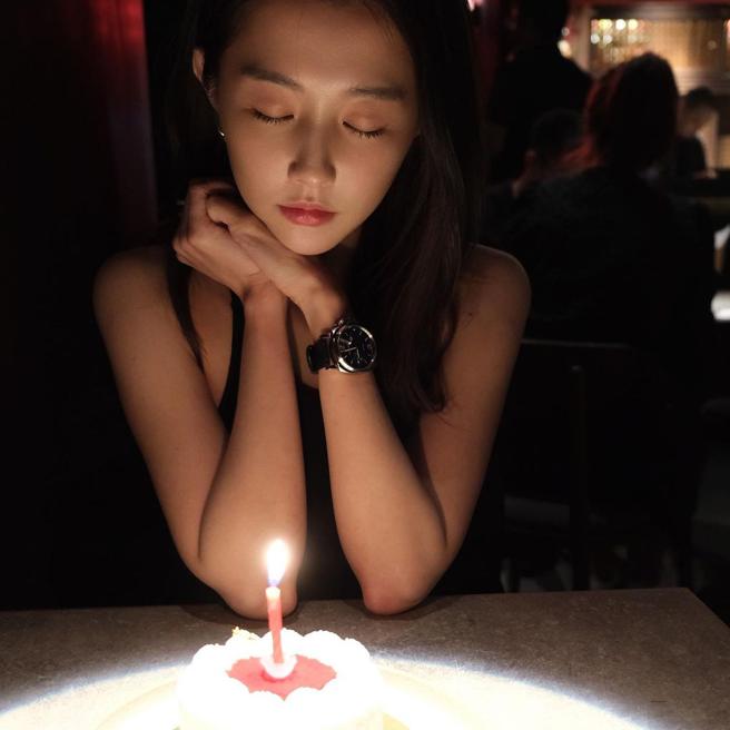 邵雨薇歡度生日，秀出手腕的沛納海Luminor Due系列月相表。（擷自IG）