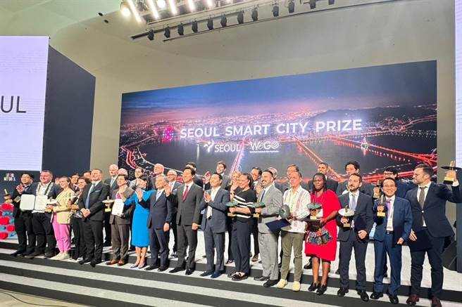 高雄农来讯参加国际智慧城市组织(WeGO)举办的智慧城市竞赛，在各国240个参赛队伍中脱颖而出，荣获全球绿色发展组织推荐特别奖，昨日于韩国首尔颁发智慧城市奖项，高雄市副市长林钦荣带队赴韩国首尔领奖，展现高雄智慧城市发展的成果。（高雄市政府提供／林雅惠传真）