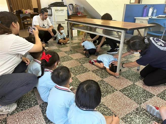 针对消防工作特性进行防震演练，小朋友们针对抗震保命三步骤「趴下、掩护、稳住」的动作感到非常有趣。（消防局提供）