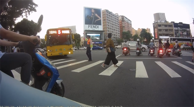 民眾行车纪录器拍下公车未礼让行人的影片并贴在youtube。(摘自youtube)