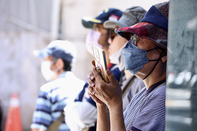 「基泰大直」建案导致受损房屋案，26日进行强制拆除作业，住户民眾在旁观看。（罗永铭摄）