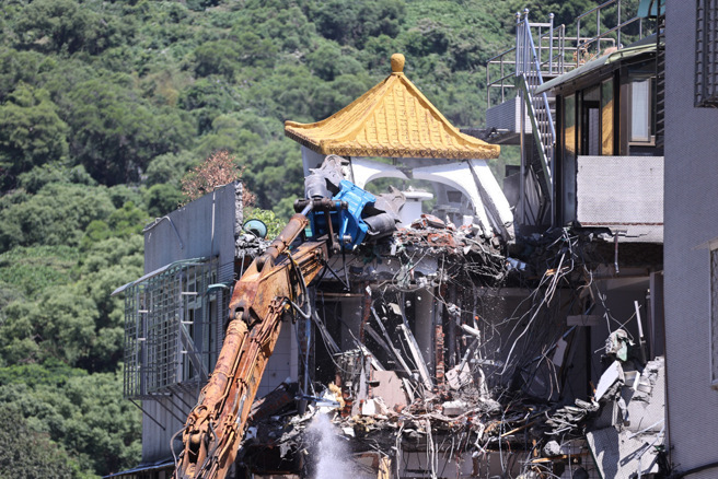 「基泰大直」建案导致受损房屋案，26日进行强制拆除作业。（罗永铭摄）