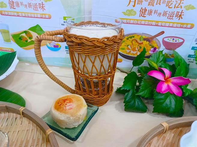 主厨陈之颖设计月饼创意吃法，将绿豆椪和牛奶、苹果混打，就是一杯口感丰富的绿豆椪沙牛奶。（王家瑜摄）