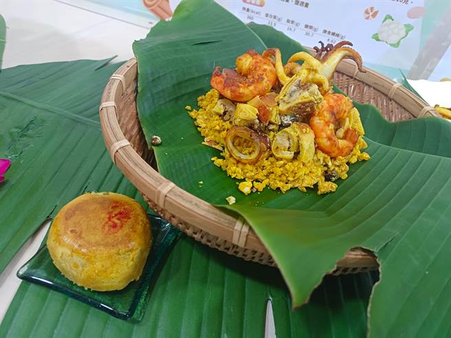 「咖哩月饼白花椰菜炒饭」是将白色花椰菜切碎，和糙米饭拌炒，再加入3分之1块切碎的咖哩月饼、姜黄粉、虾子、透抽等。（王家瑜摄）