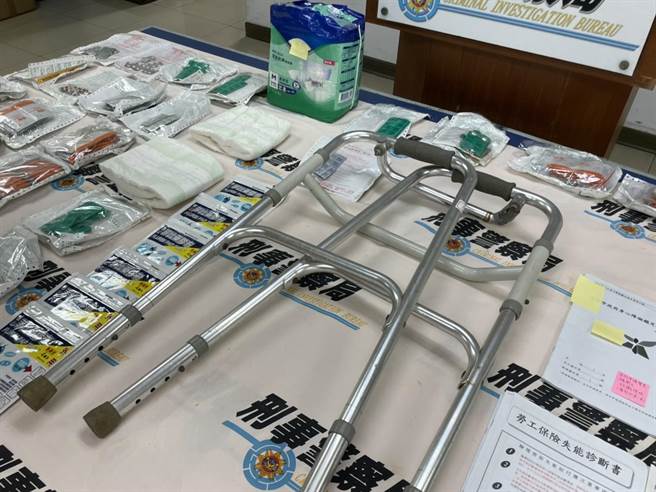 警方查扣助行器、成人纸尿布、手机等证物。（洪靖宜摄）