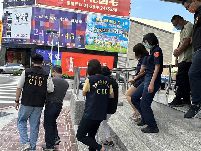 警方移送时，诈保户均行动自如。（翻摄照片／洪靖宜高雄传真）