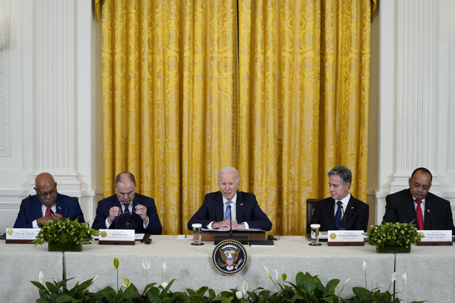 美国总统拜登今天在太平洋岛国论坛上，矢言协助太平洋岛国因应气候变迁。（图/美联社）