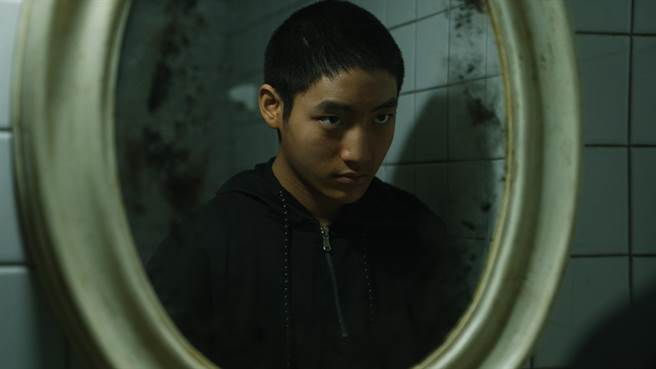 新演员胡语恒透过海选成为男主角「少男」。（华纳兄弟提供）