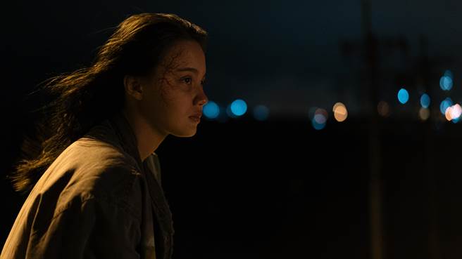 扮演「少女」的尹茜蕾本人个性相当活泼。（华纳兄弟提供）