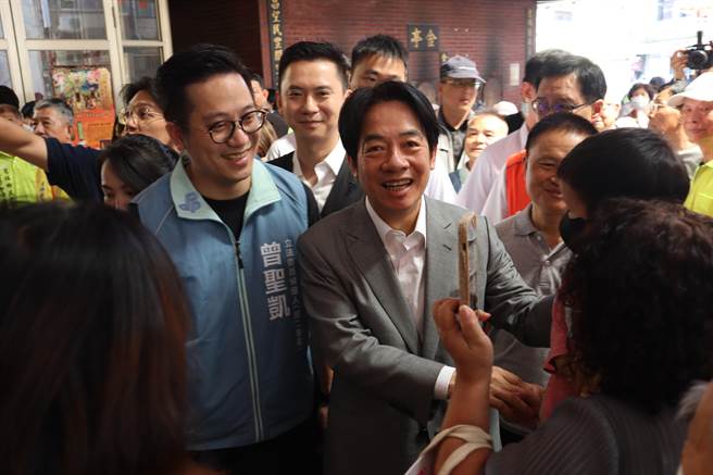 副总统赖清德（中）26日到竹县展开参香辅选行程。（邱立雅摄）