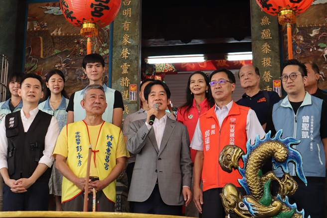 副总统赖清德（前排中）致词时希望大家能支持他，同时支持民进党推出的立委参选人。（邱立雅摄）