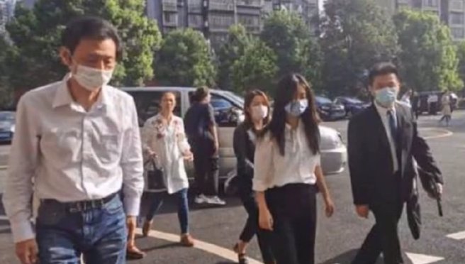 谭松韵（右二）当年一边处理母亲的官司，一边拍戏。（图／撷取自微博）