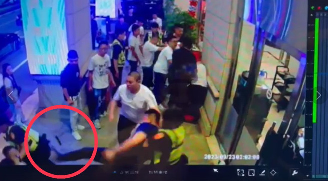 酒醉群猴大乱斗？无视警快打部队 趁乱「踹警屁股」。（ 翻摄画面/ 截自「公民爆料社」）
