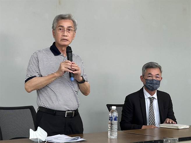 明扬签妥5亿信托合约，董座刘安晧(左)：若不够会再增加。(谢佳潾摄)