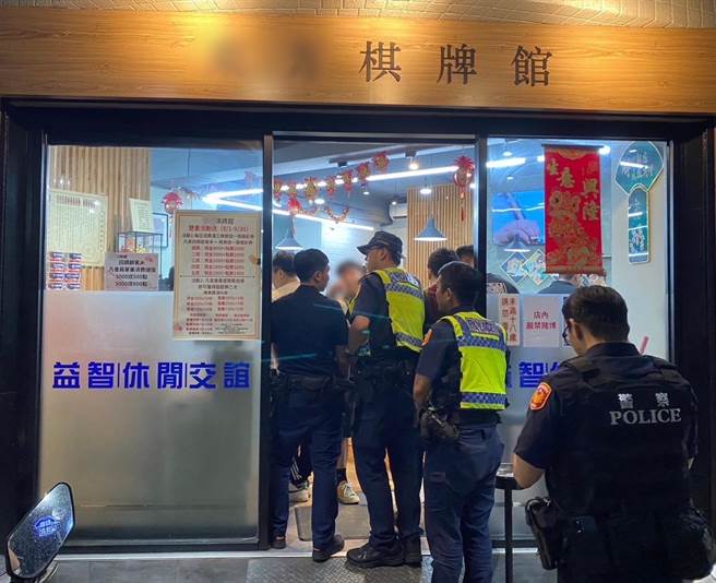 警方前往麻将棋牌管查缉。（警方提供）