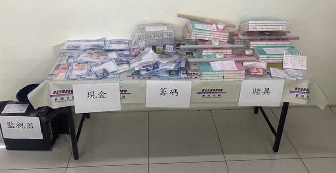现场查扣赌资16万余元及其他相关证物。（警方提供）