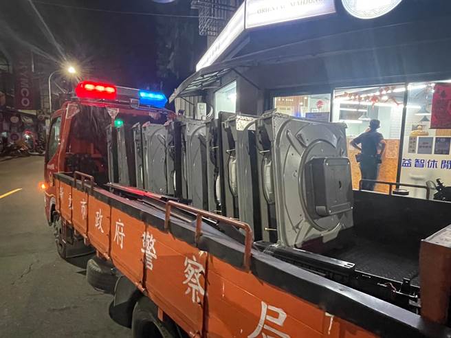 现场查扣的电动麻将桌动用拖吊车搬运。（警方提供）