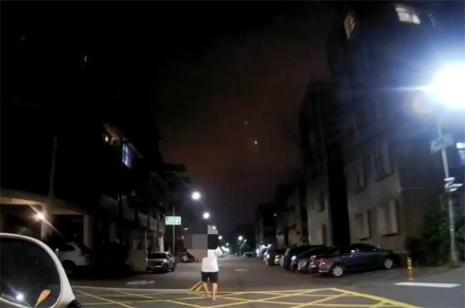 张男独自走在路中央，两眼空洞，精神恍惚。（翻摄照片／洪靖宜高雄传真）