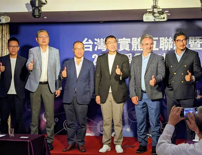 基隆市长谢国梁（右3）、前交通部长叶匡时（右4）、乔治亚理工学院教授Benoit Montreuil（右2）与乔治亚理工学院亚太区执行长詹斯敦（右1）共同出席实体互联网高峰会，为全球供应链提出新的远景。（张志康摄）