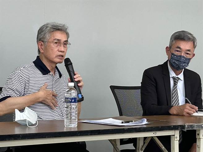 存放超标30倍过氧化物，明扬董座刘安晧(左)表示，这部分他不太清楚。（谢佳潾摄）