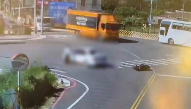 桃園大園25日下午發生死亡車禍，59歲廖男駕車跨越雙黃線，與對向23歲梁姓女騎士發生擦撞，導致梁女傷重身亡。（翻攝照片／蔡明亘桃園傳真）