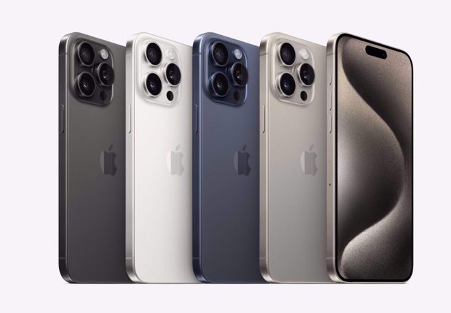 一名網友買了最高階機款iPhone 15 Pro Max，結果玩不到一場手遊畫面就跳出「過熱警告」無法能用。(圖／蘋果官網)