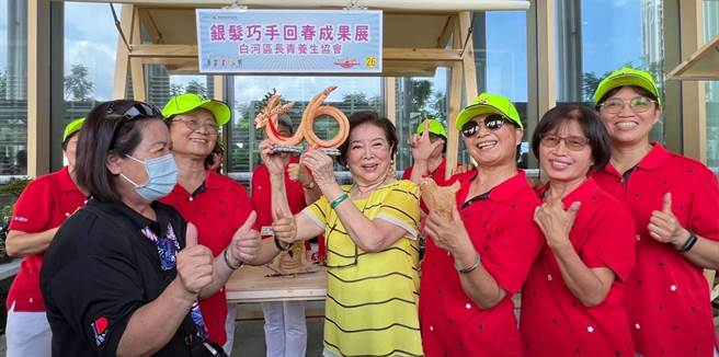 社区长者开心与陈淑芳分享手作艺品。（翰森娱乐提供）