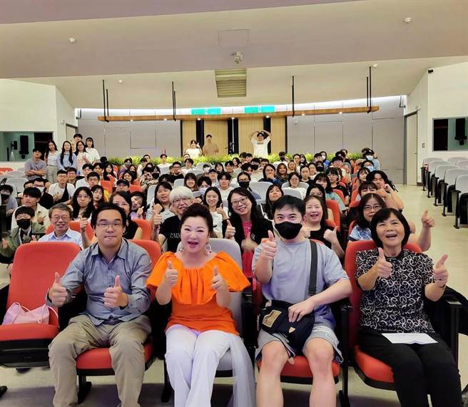 白冰冰（中）前往校园。（陈孝志提供）