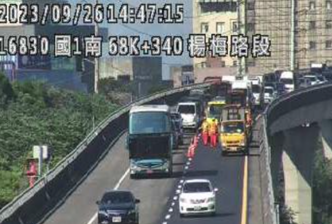 国道一号高架南向68k杨梅路段，今（26日）下午发生一起追撞事故。（ 翻摄画面/ 截自「高速公路1968」）