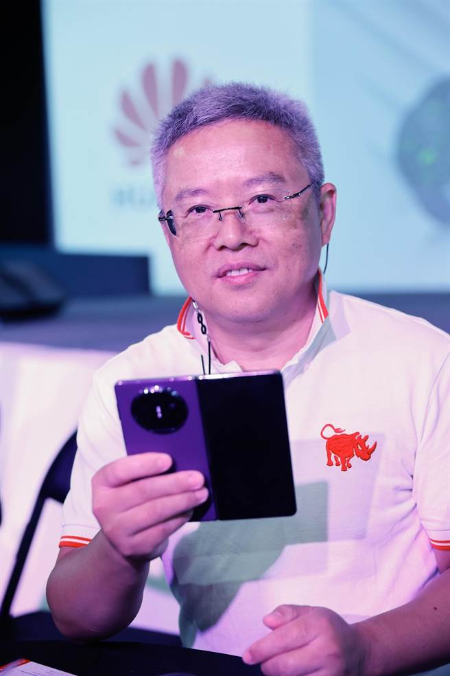 华为技术台湾总代理讯崴技术总经理雍海秀出台湾未贩售的Mate X5折迭机。（陈信翰摄）