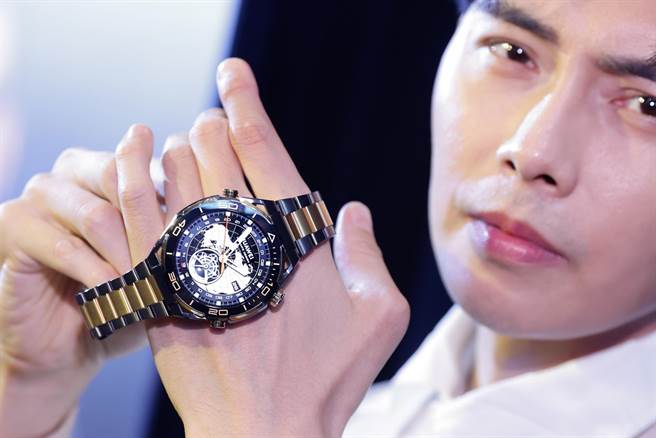 HUAWEI WATCH Ultimate Design是表圈镶嵌18K金的智慧手表。（陈信翰摄）