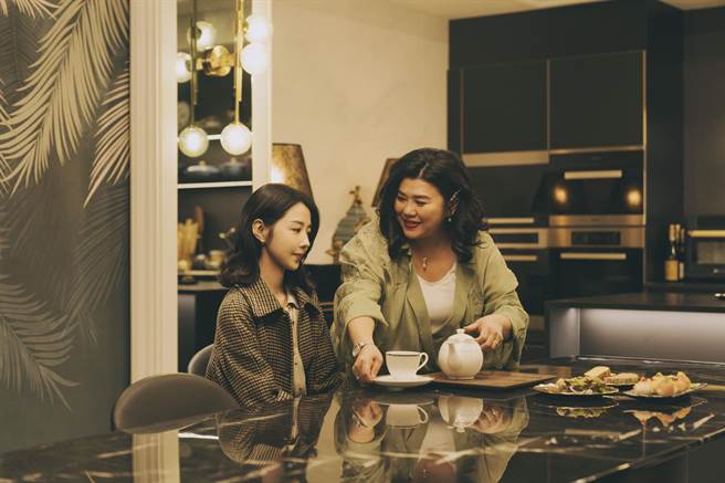 林美秀（右）首度合作邵雨薇，双姝飙戏演出悬疑惊悚电影《恶女》。（CATCHPLAY提供）