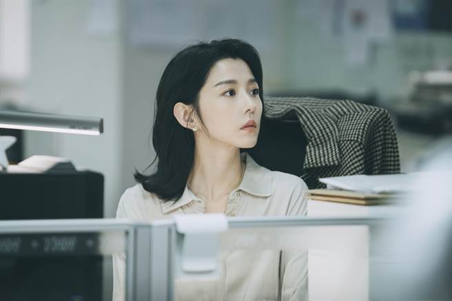 邵雨薇这次演出强势的新闻主播，有不为人知的一面。（CATCHPLAY提供）