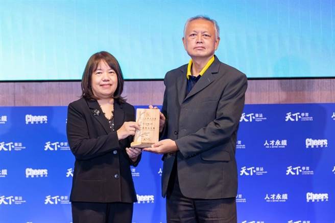 明志科大今年獲天下雜誌評選「全國年度USR績優大學」，校長劉祖華（右）親自出席受獎。（明志科大提供）