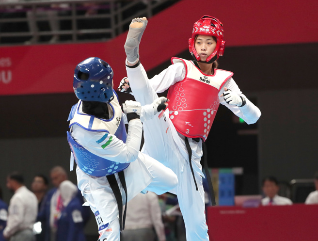 國民女友羅嘉翎(右)擊敗烏茲別克選手成功闖進四強。(鄭任南攝)