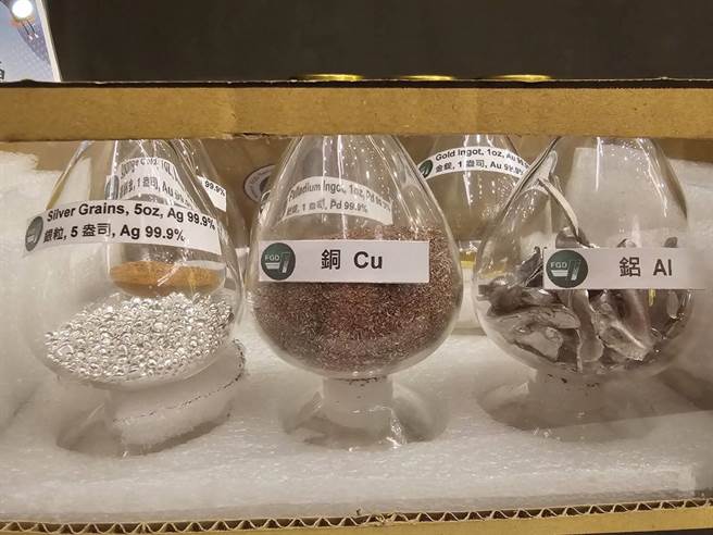 循环署表示，今年目标回收循环月能回收超过8万支手机，全年可减少1万1200公吨二氧化碳当量排放，约101座大安森林公园的吸碳量，并可促进金、银、钨、钴、铜等金属循环使用，全年可创造3038万元产值。（李柏澔摄）