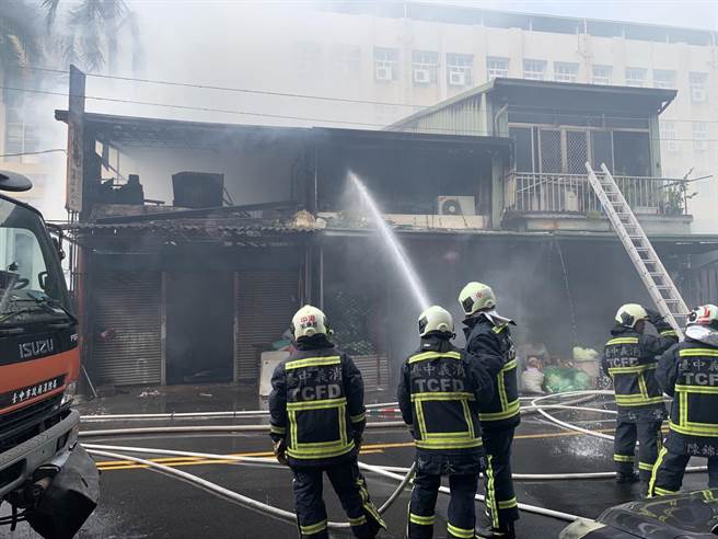 台中二中校园仓库26日来发生火灾，警消获报立即到场救援。（民眾提供／冯惠宜台中传真）