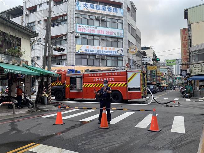 台中二中校园仓库26日来发生火灾，警消获报立即到场救援。（民眾提供／冯惠宜台中传真）