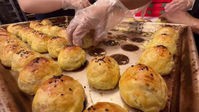 中秋节将至，图文作家蓝岛提醒蛋黄酥不可以整颗微波，会爆炸。(资料照)