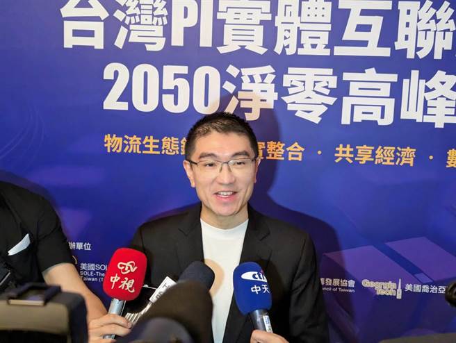 基隆市长谢国梁26日受访时表示，基隆市政府将于9月29日中秋节当天，在基隆火车站南站的电动机车展示处，接受年轻人们的申请。（张志康摄）