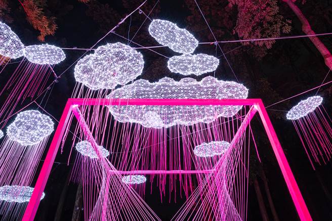 嘉义市光织影舞《星空寄情》作品。（嘉义市政府提供／廖素慧嘉市传真）