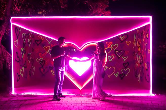 嘉义市光织影舞《永恒的爱》作品。（嘉义市政府提供／廖素慧嘉市传真）