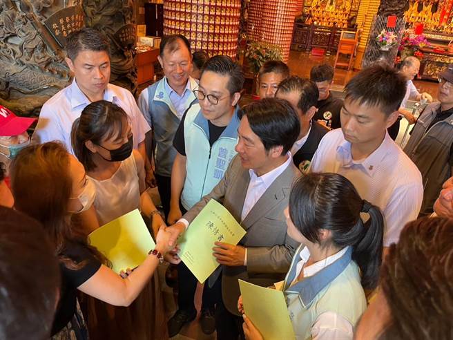 有家长组自救会向赖清德陈情盼中央重视地方高中生就近入学问题。（大新竹高中就学权益自救会提供／邱立雅竹县传真）