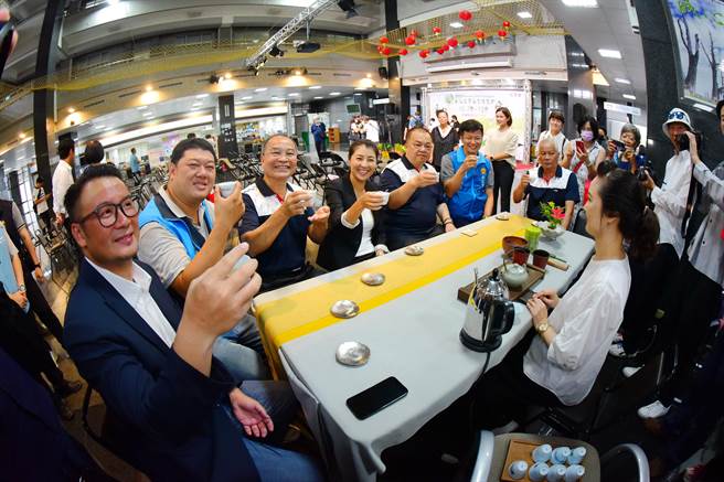 南投县长许淑华宣布茶博10月7日将在中兴新村登场，展期为9天，邀茶友来品茗、啖茶宴、买好茶。（南投县政府提供／杨静茹南投传真）