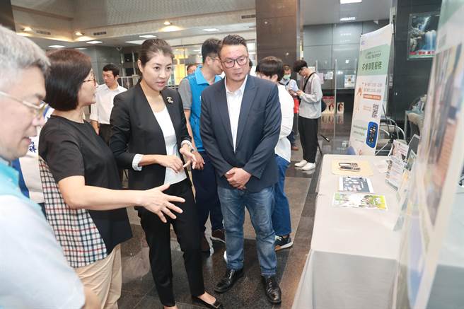 南投县长许淑华（中）、南投县议员简千翔（右）等人，了解茶博提供AI中英文导览的功能。（南投县政府提供／杨静茹南投传真）