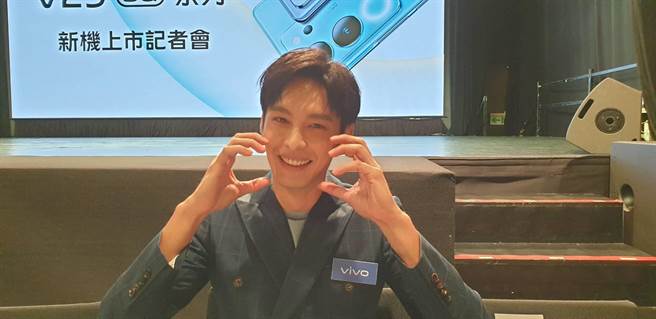 曹佑寧卖萌比出脸颊爱心。（池宗玲摄）