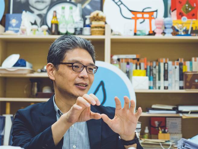 中正大学通识教育中心特聘教授黄俊儒获2023年教育界最高殊荣「师铎奖」肯定，也是中正大学创校34年来，首位获该奖项的教师。（中正大学提供∕吕妍庭嘉义传真）