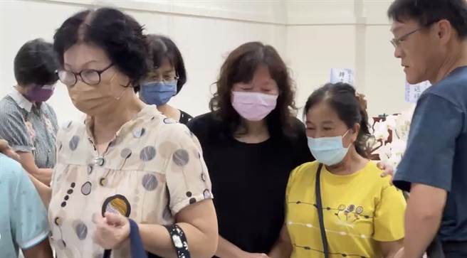 明扬国际屏东厂22日爆炸，造成4名消防员殉职，屏东消防局长许美雪26日中午首度现身「英勇消防弟兄追思会场」慰问家属。（民眾提供／谢佳潾屏东传真）