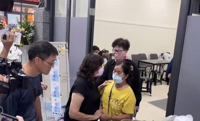 明扬国际屏东厂22日爆炸，造成4名消防员殉职，屏东消防局长许美雪26日中午首度现身「英勇消防弟兄追思会场」慰问家属。（民眾提供／谢佳潾屏东传真）